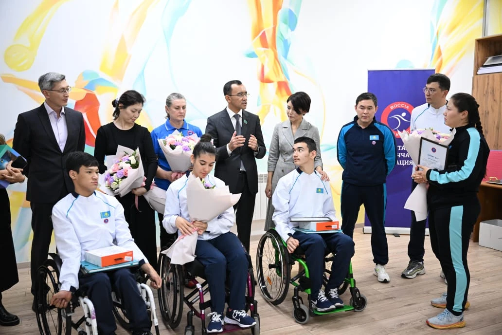 سەنات توراعاسى پاراليمپيادا كومانداسىمەن جۇزدەستى