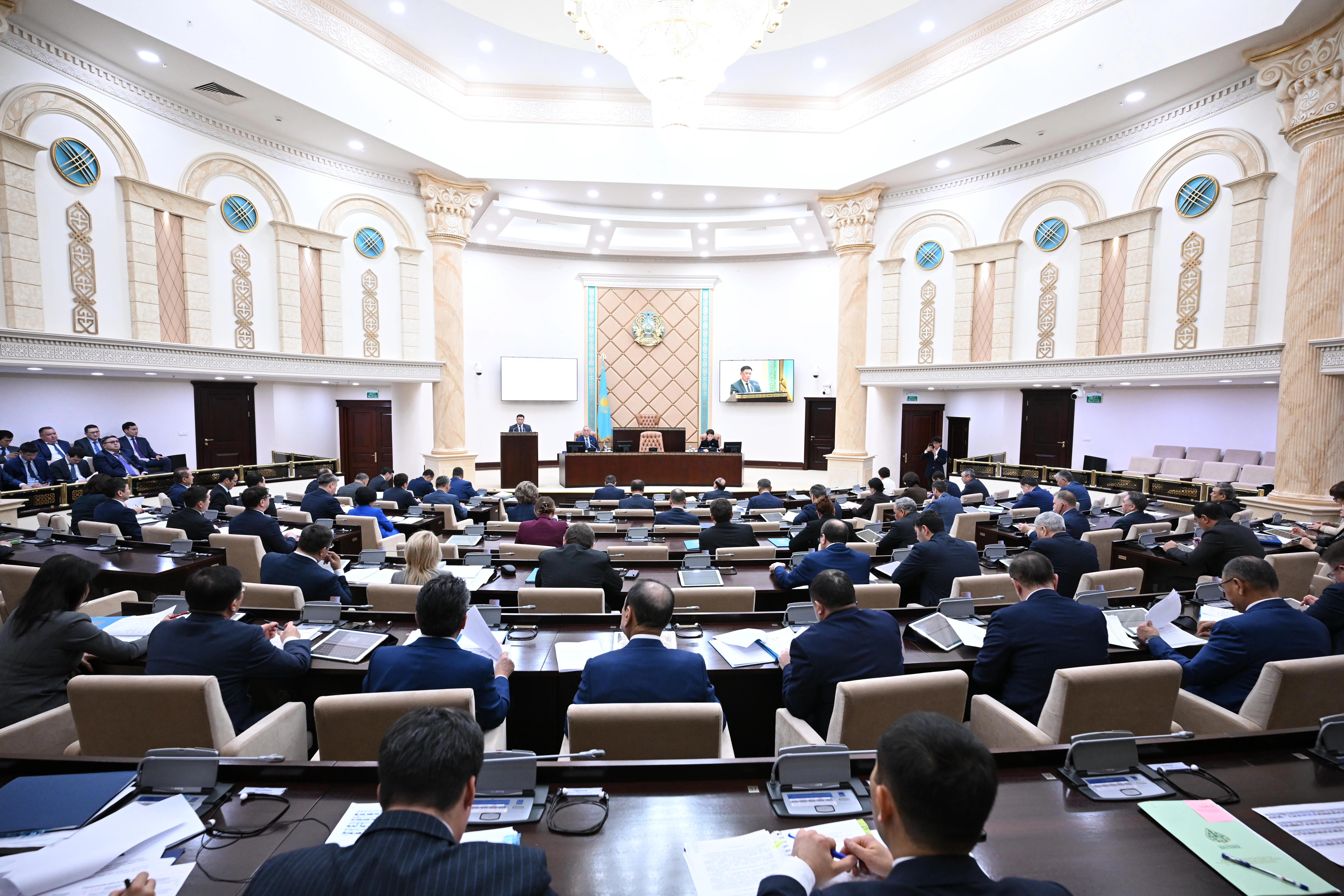 سەناتورلار  «2024 - 2026 جىلدارعا ارنالعان رەسپۋبليكالىق بيۋدجەت تۋرالى» زاڭمەن تانىستى