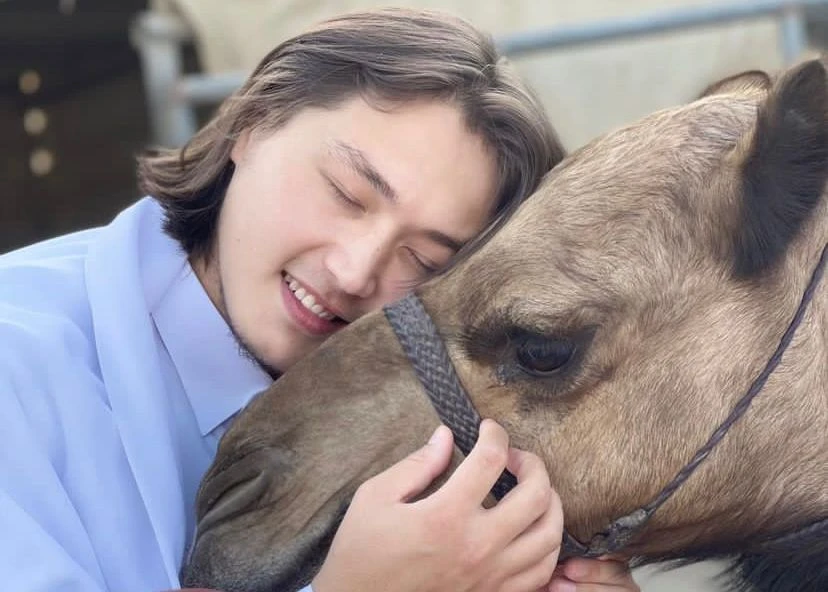 ناعىز پوليگلوت