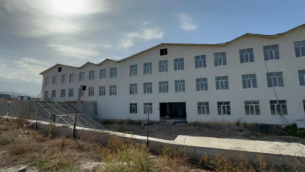 مەكتەپ قۇرىلىسى تۇرالاپ تۇر