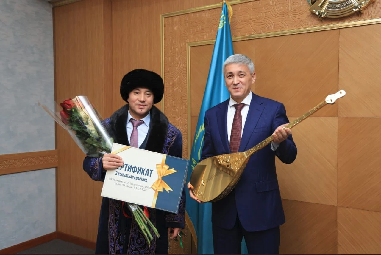 «التىن دومبىرالى» اقىن 3 بولمەلى پاتەرگە يە بولدى