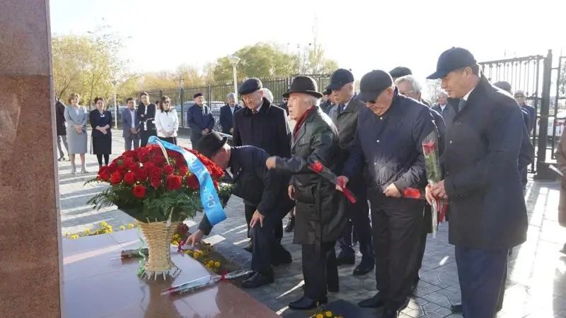 سىر پەرزەنتىن ەسكە الدى