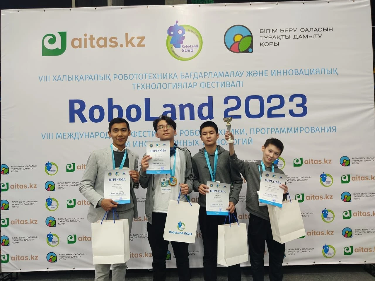 «مۇعالىمگە كومەكشى روبوت» جاسادى