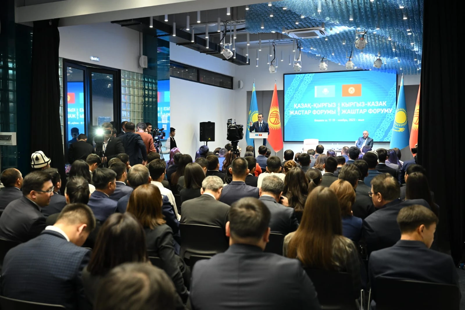 سەناتورلار ءتۇبى ءبىر تۋىسقان ەلدىڭ جاستارىمەن جۇزدەستى