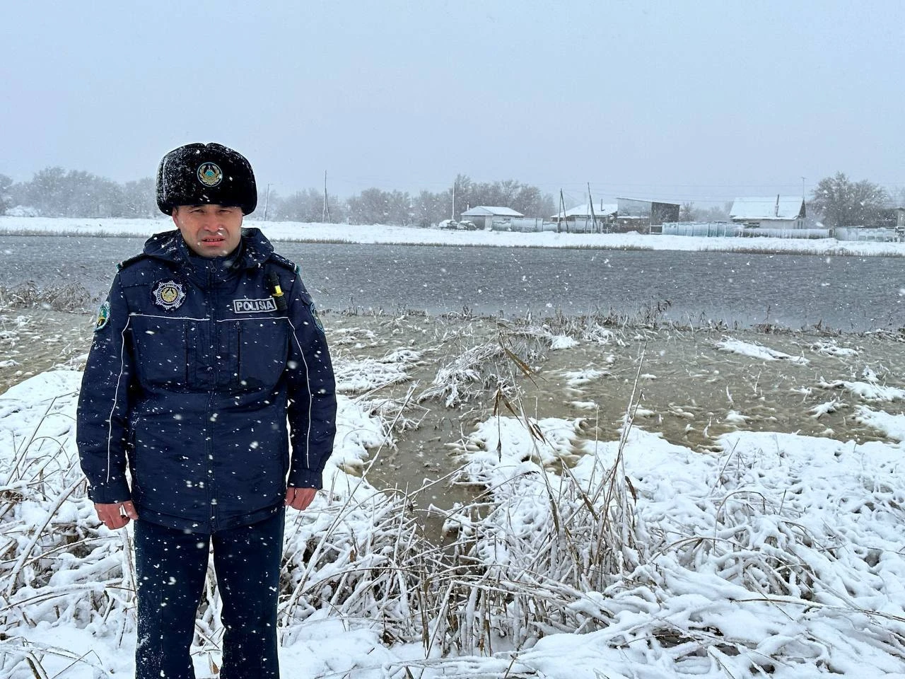 پوليتسيا قىزمەتكەرى 84 جاستاعى زەينەتكەردى كول ورتاسىنان الىپ شىقتى