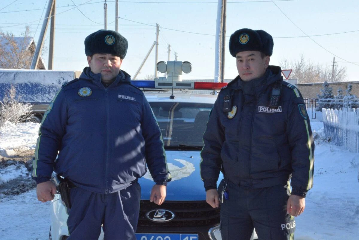 پوليتسەيلەر ەكى زەينەتكەردى ورتەنگەن ۇيدەن الىپ شىقتى