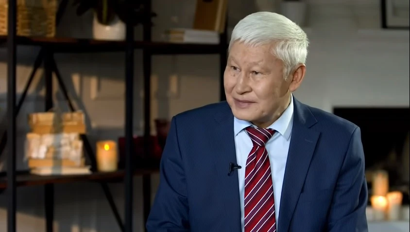 «جەڭگەڭ ۇستاپ جۇرسە, رەنجىمە». تەلەفون قولدانبايتىن اكادەميككە كاسىپكەر سىيلىق جاسادى