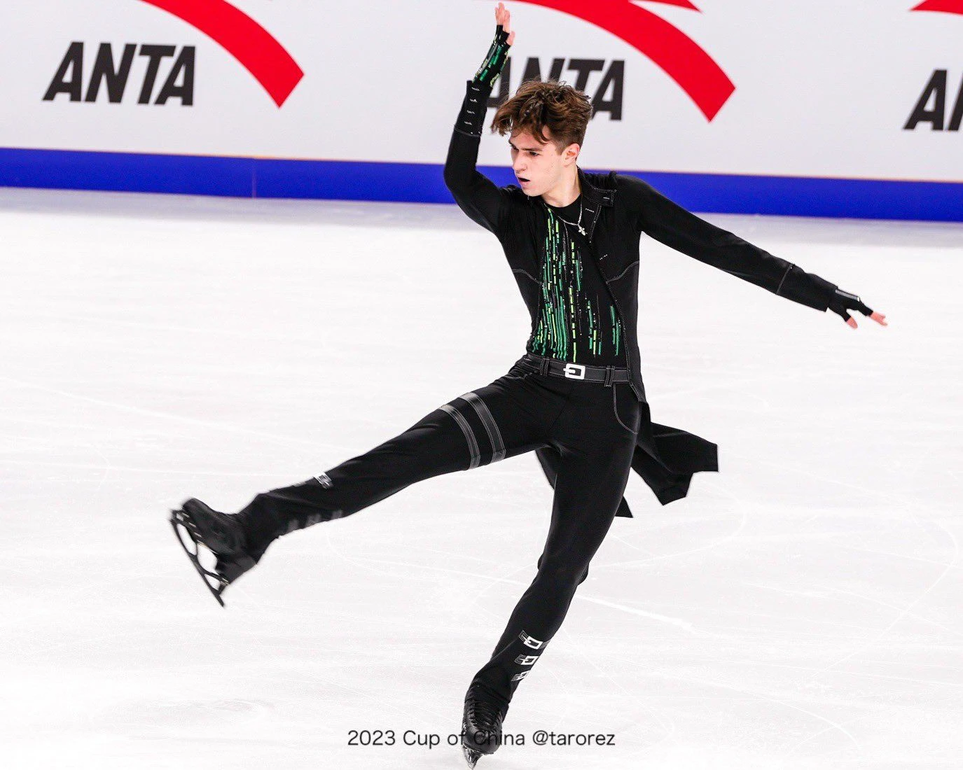 راحات برالين مانەرلەپ سىرعاناۋدان  كۇمىس مەدال يەلەندى