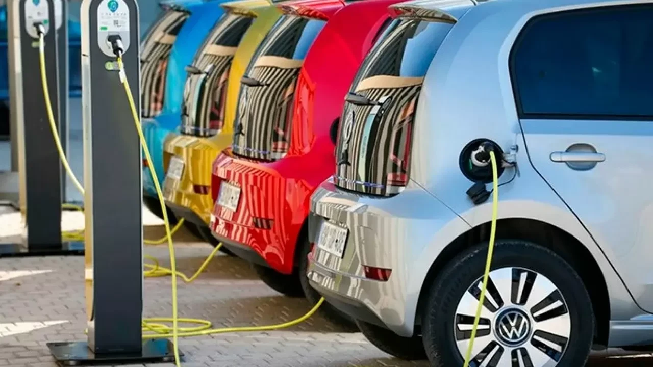 ەەك كەڭەسى: ەلەكترموبيلدى باجسىز اكەلۋ قاراستىرىلدى