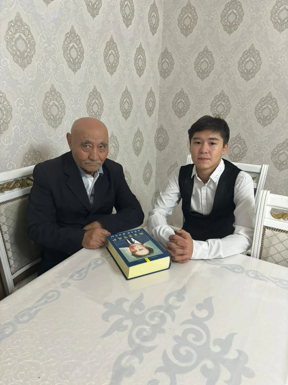 فاميلياسى – گەروي. اۆتوبۋس جولاۋشىلارىن اپاتتان قۇتقارعان وقۋشى كىم؟