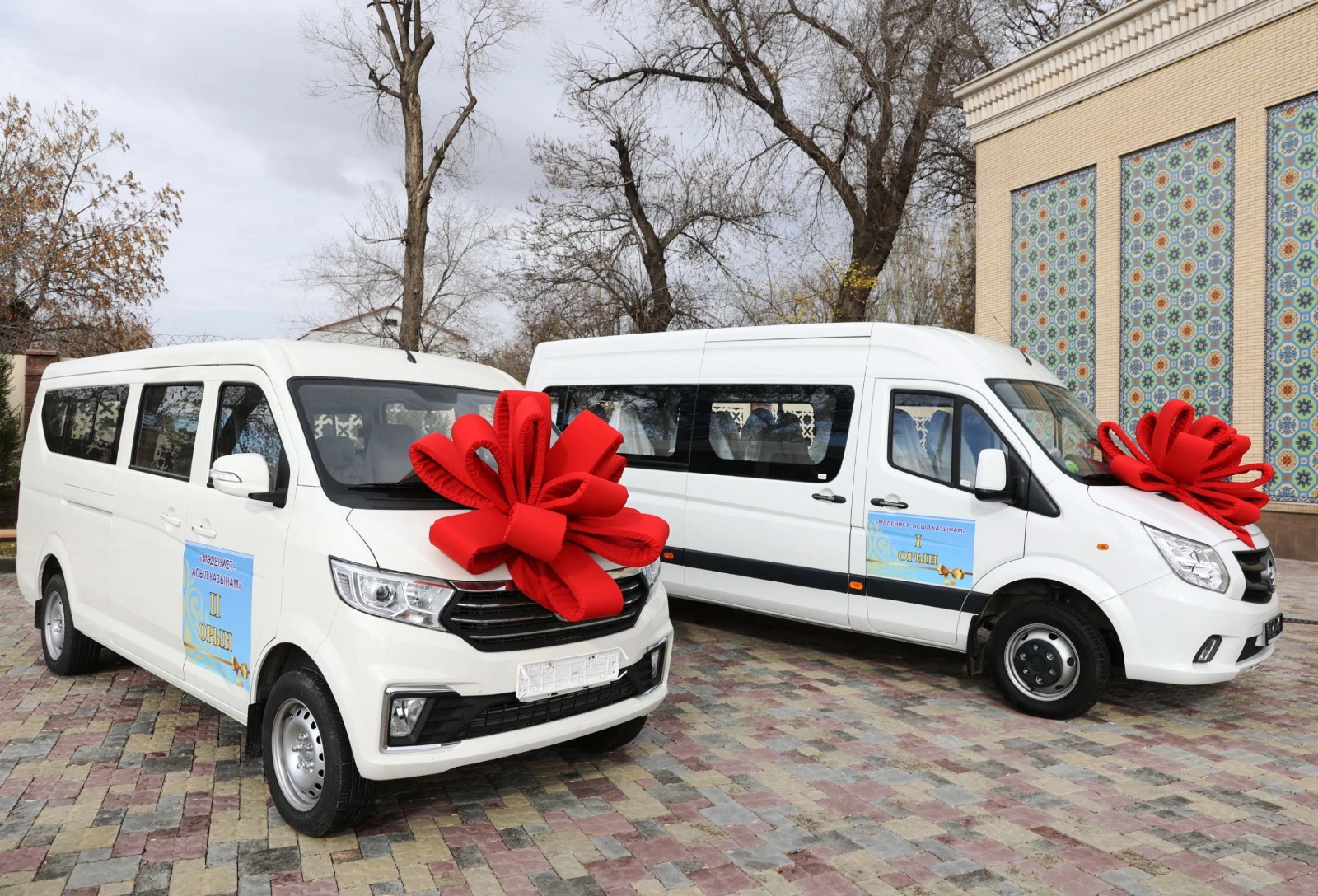 شۋ ونەرپازدارىنا شاعىن اۆتوبۋس بۇيىردى