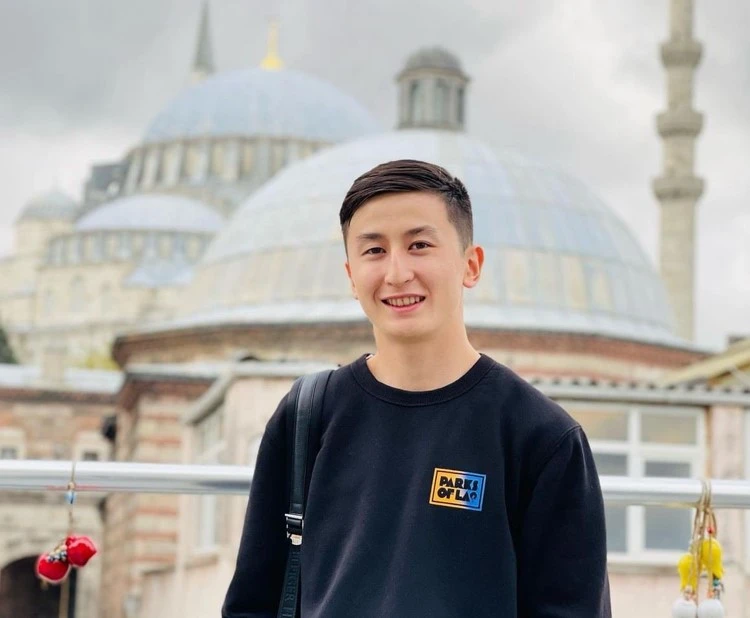 ينتەرنەتتى وقىپ ءجۇر تالاي قازاق بالاسى...