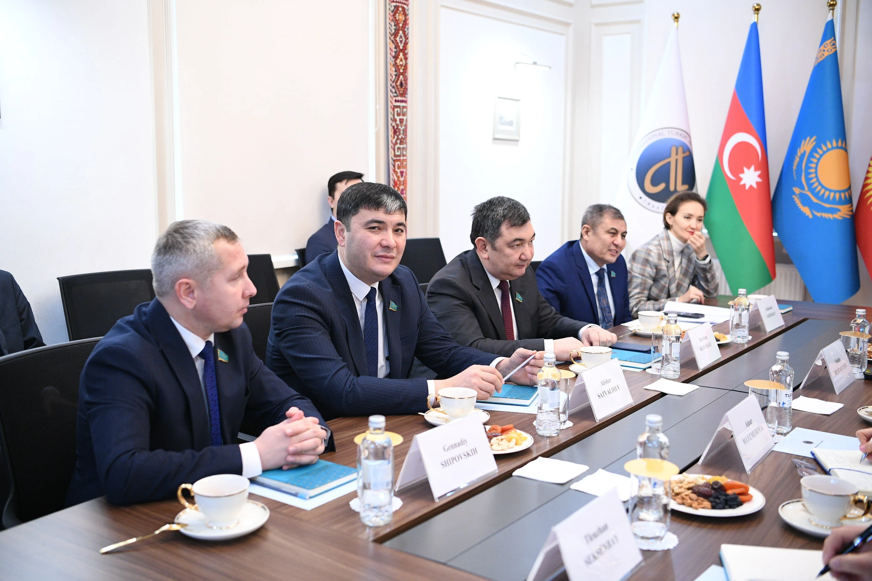 سەناتورلار تۇركى اكادەمياسىنىڭ جۇمىسىمەن تانىستى