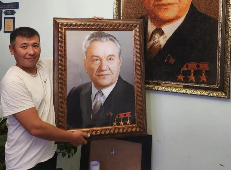 7 بالانىڭ اكەسى وتباسىمەن قوناەۆتىڭ زيراتىن تازالاپ, ءوز قارجىسىنا بايگە وتكىزىپ ءجۇر