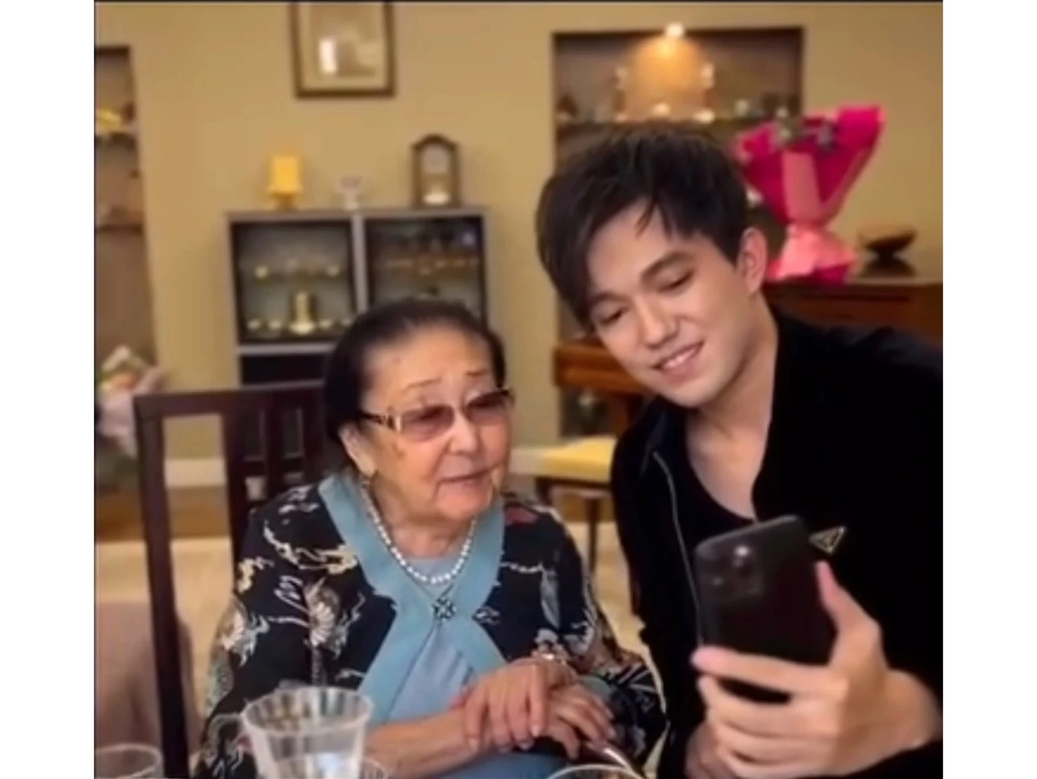 «مەنىڭ جاسىمدى بەرسىن». ديماش قۇدايبەرگەن  94-كە تولعان كسرو حالىق ءارتىسىن تۋعان كۇنىمەن قۇتتىقتادى