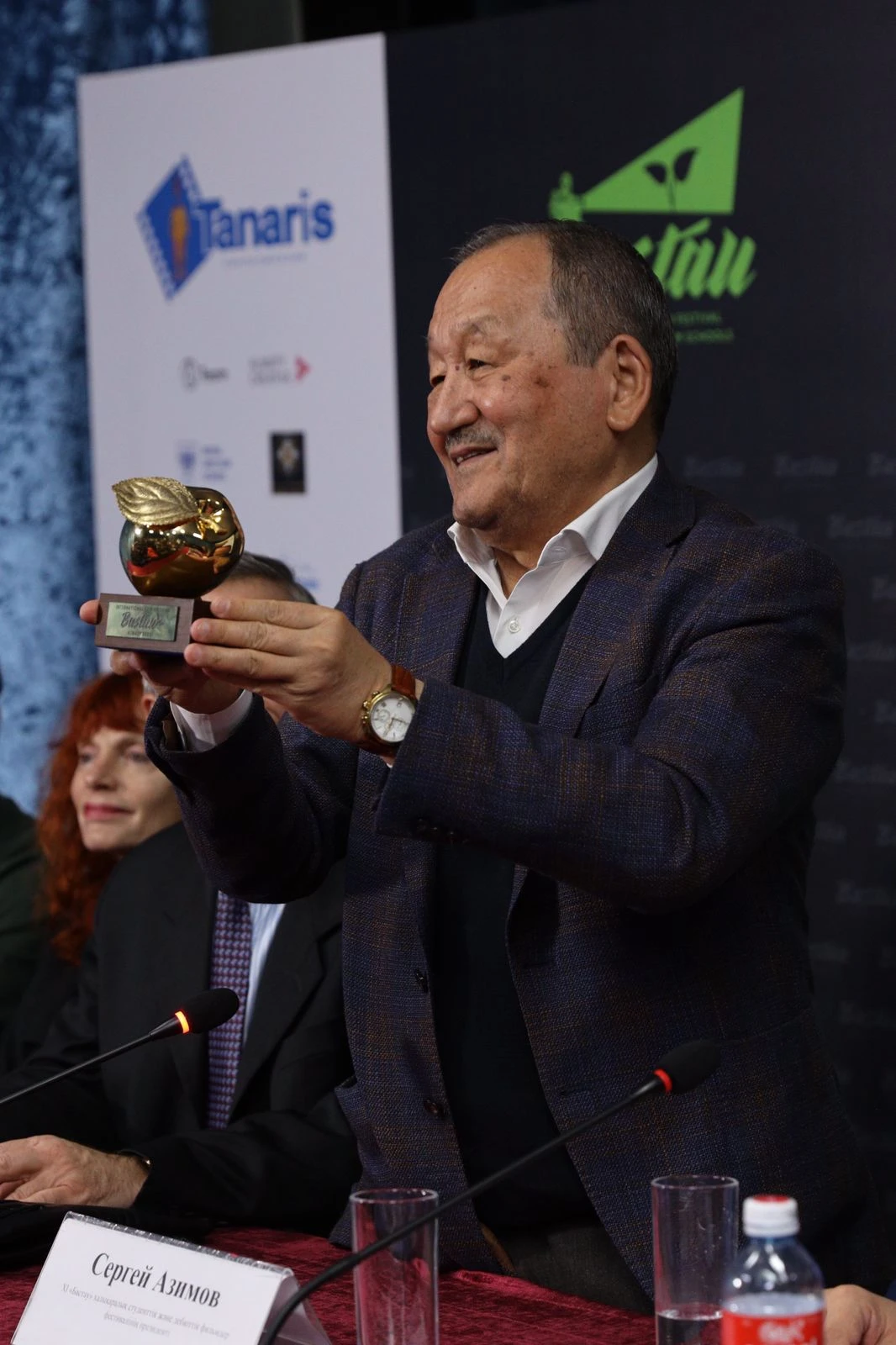 «باستاۋ» – دەبيۋتتىك قولتاڭبا