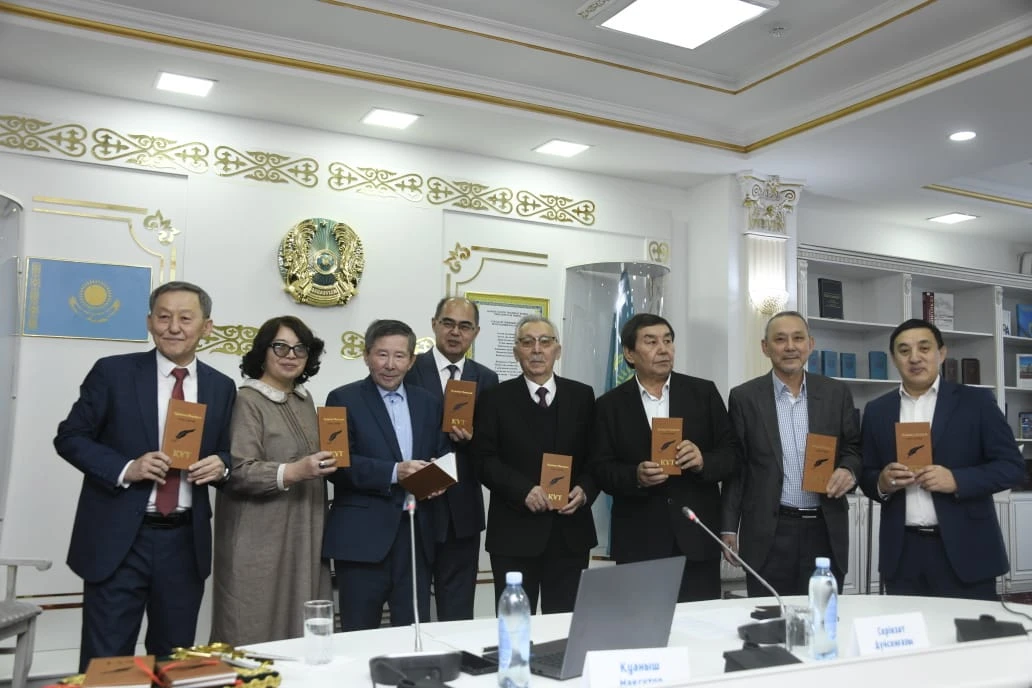 «سارى تەنتەك» اتانعان اقىننىڭ  كىتابى وقىرمانعا جول تارتتى