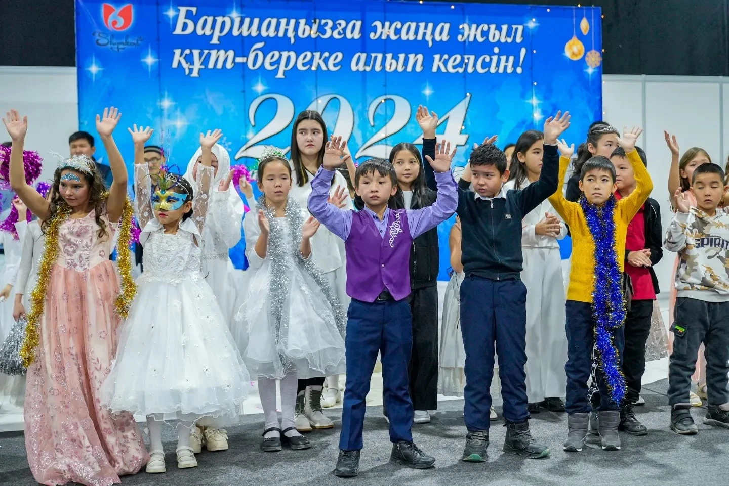 بالعىندارعا قۋانىش سىيلاعان مەرەكە