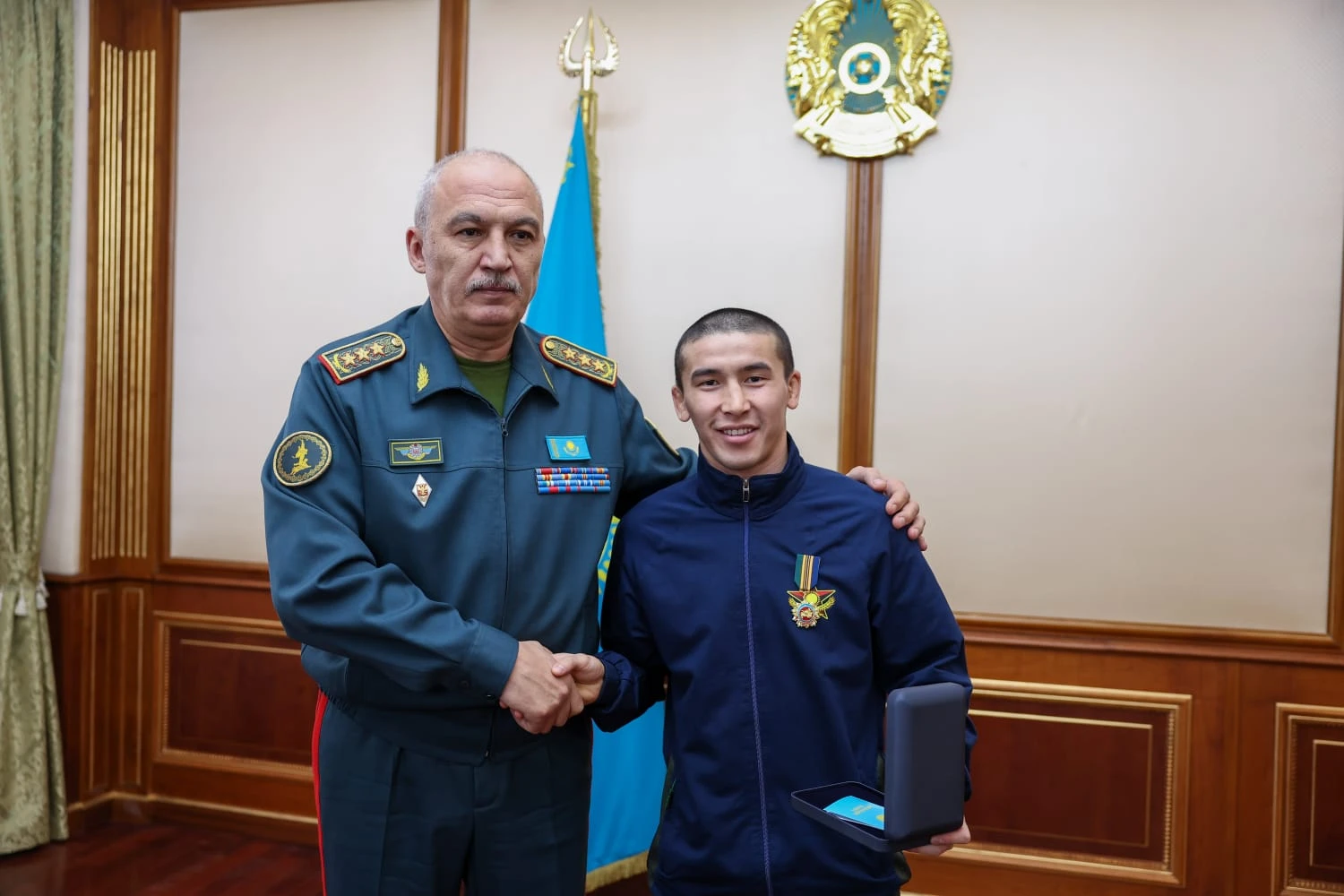 باكۋدە ەل مەرەيىن اسقاقتاتقان اسكەريلەرگە قۇرمەت كورسەتىلدى