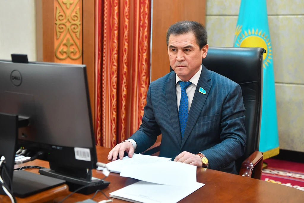 سەناتور: پرەزيدەنت ەكىنشى مارتە سايلاۋعا تۇسە المايدى