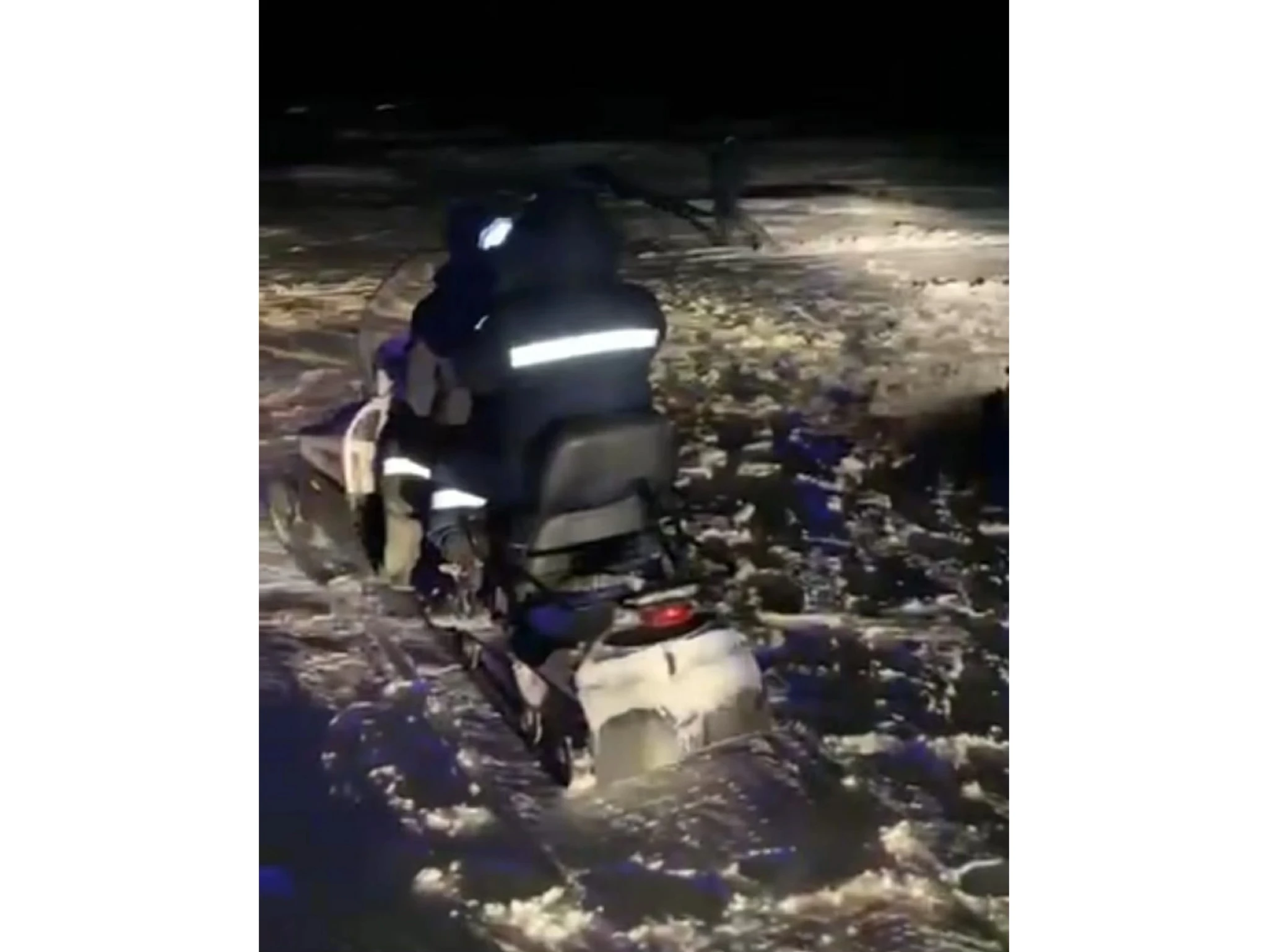 ايازدا 10 ساعات توقتاۋسىز جۇرگەن. جوعالعان تۇرعىن بوراندا باعدارىنان اداسىپ قالعان