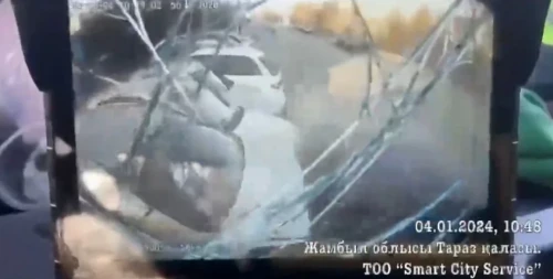 رولدە ۇيىقتاپ قالعان. تارازدا اۆتوبۋس جۇرگىزۋشىسى 10 كولىكتى سوعىپ كەتتى (ۆيدەو)