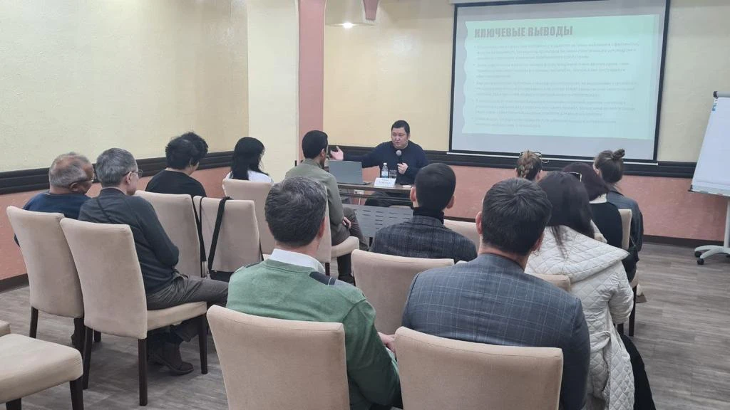 «قازاقستان ساياسي جۇيەنى دەموكراتيالاندىرۋ جانە ليبەراليزاتسيالاۋ جولىمەن ءجۇردى»: ساراپشىلار قاڭتار وقيعالارىنىڭ سالدارىن تالقىلادى