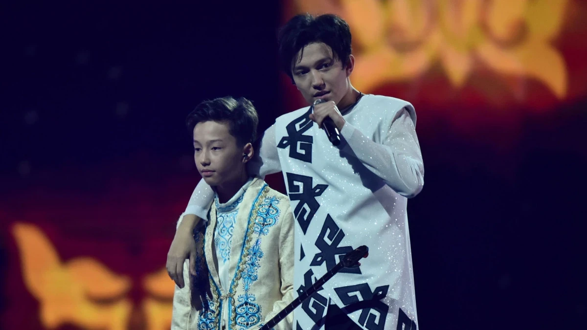 «قاراپايىم ادامي باقىت تىلەيمىن»: ديماش ونەرلى ءىنىسىن تۋعان كۇنىمەن قۇتتىقتادى