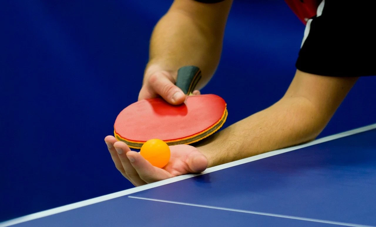 ۇستەل تەننيسىندە كىم ۇستەم؟