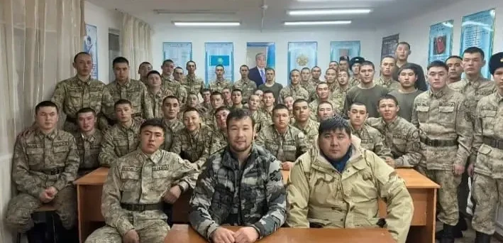 «قازاق جەرى قاۋىپسىزدىكتە ەكەن». شاۆكات راحمونوۆ ساربازدارمەن كەزدەستى