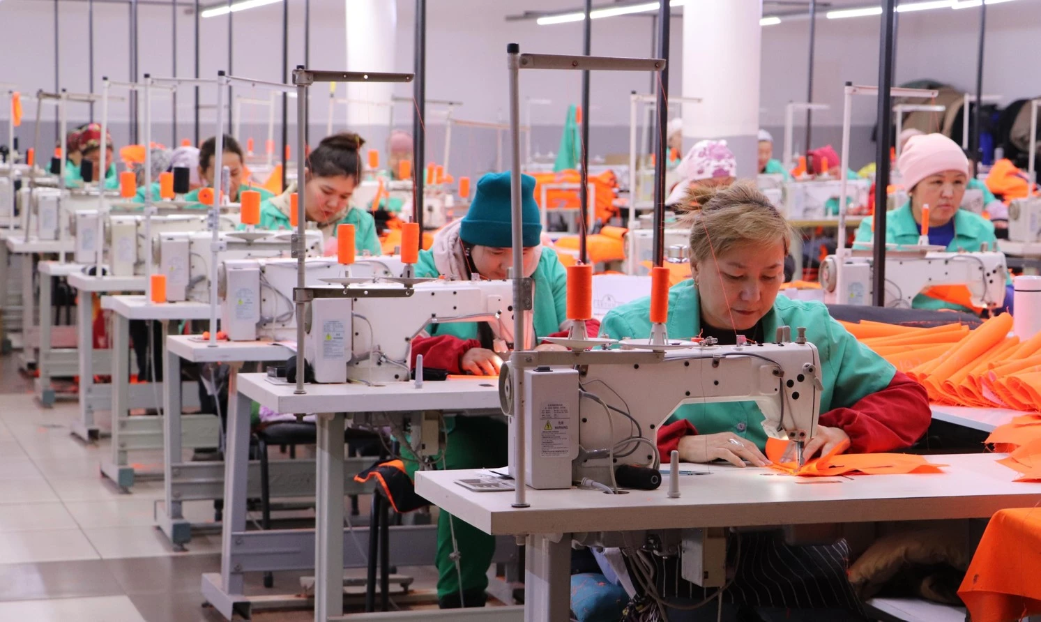 تىگىنشىلەر تىلەگىن تىڭدادى