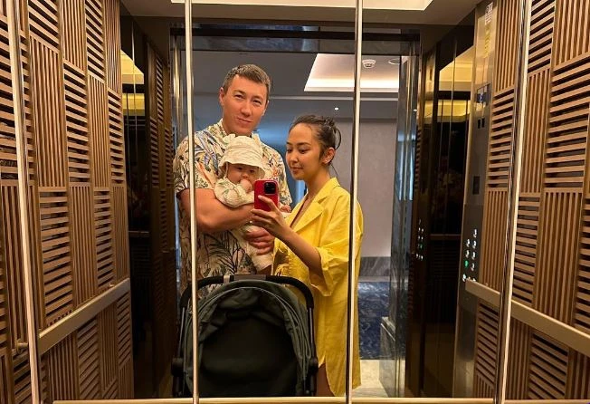 «ۋايىمدايتىن ەش سەبەپ جوق»: راحات تۇرلىحانوۆ جۇبايىمەن بىرگە ۆيدەو ۇندەۋ ءتۇسىردى