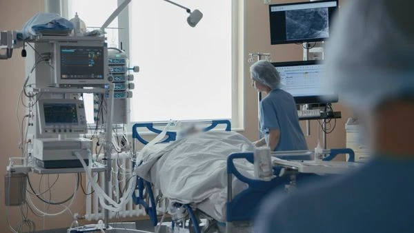 «تورتەۋى جانساقتاۋ بولىمىندە جاتىر». دارىگەر قىزىلشا جۇقتىرعان بالالاردىڭ جاعدايىن ايتتى