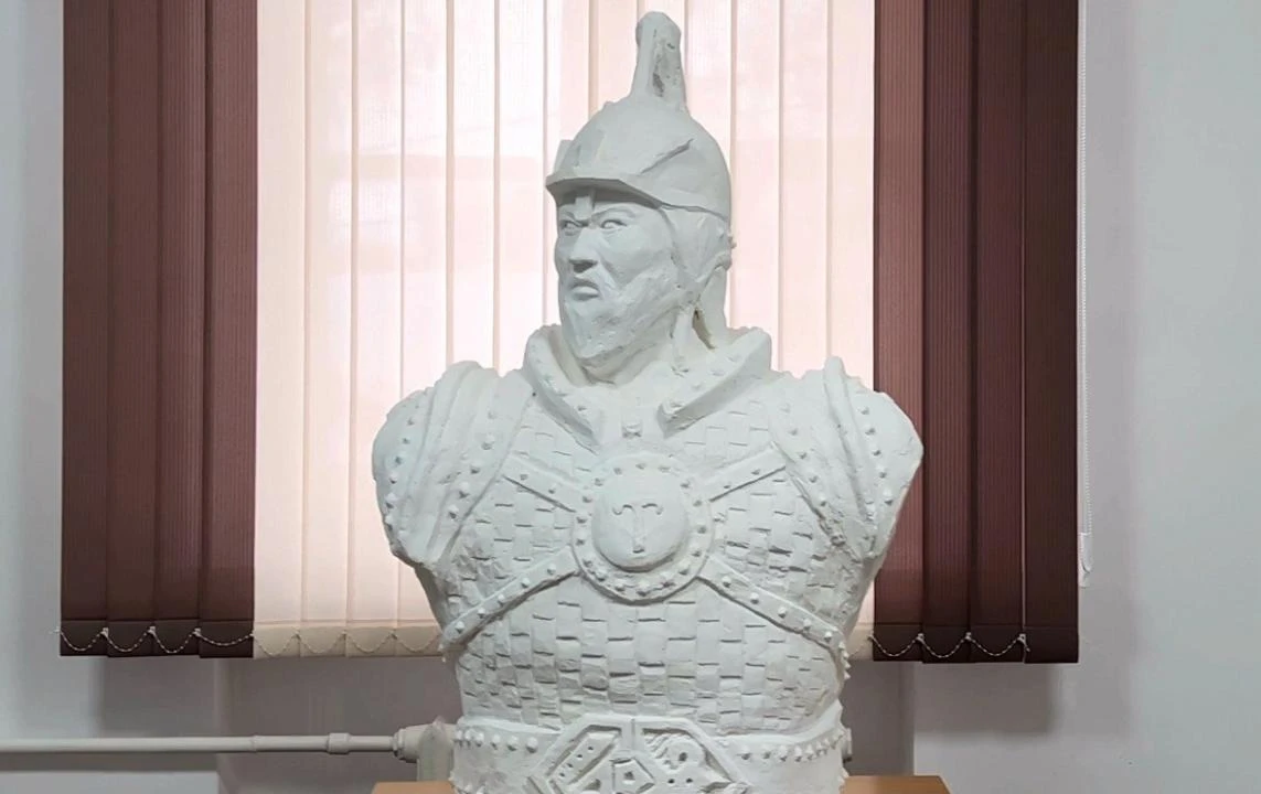 اسكەري قىزمەتشى قابانباي باتىر ءمۇسىنىن جاسادى