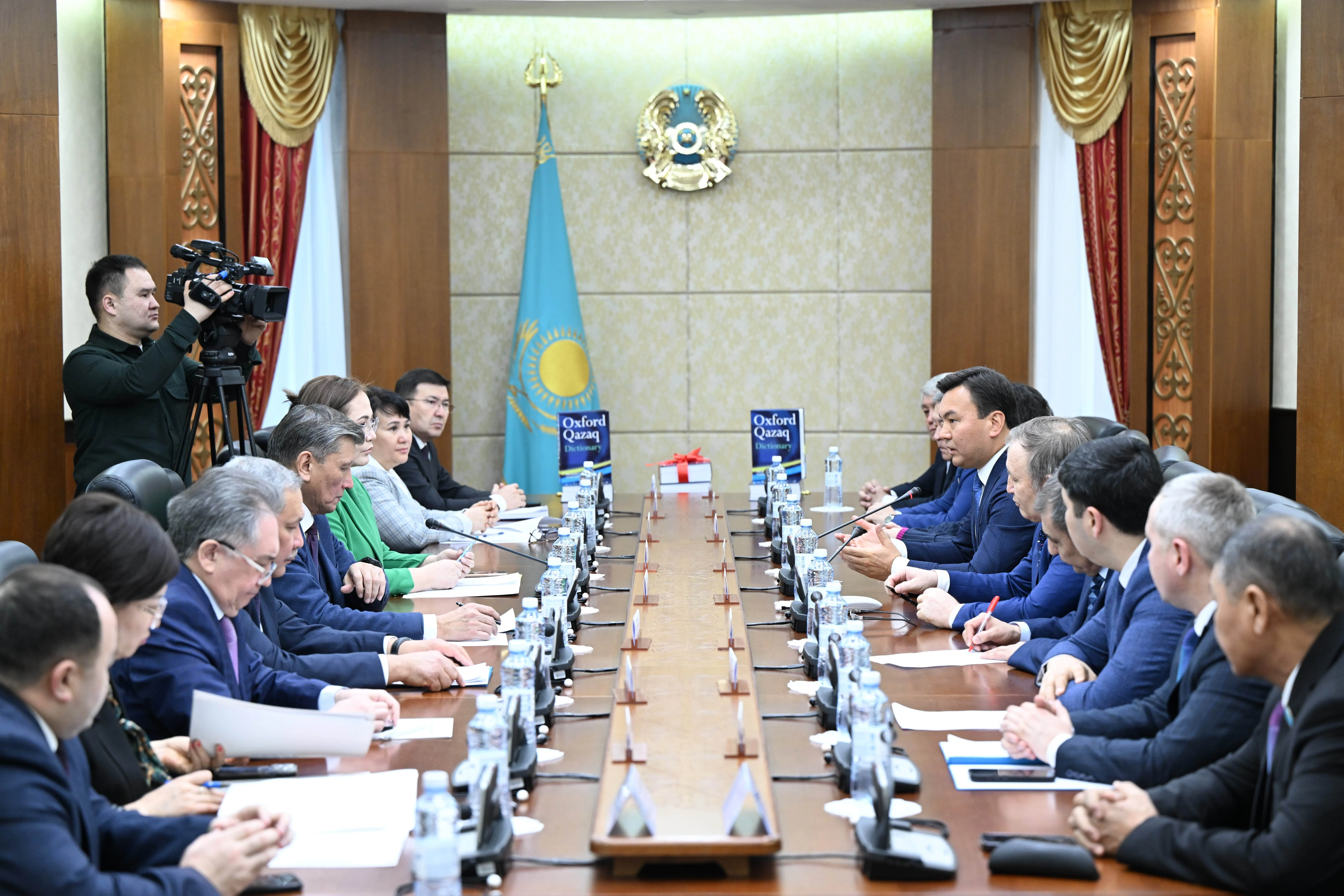 60 مىڭ ءسوز, 1300 بەت. قازاق-اعىلشىن سوزدىگى جارىق كوردى