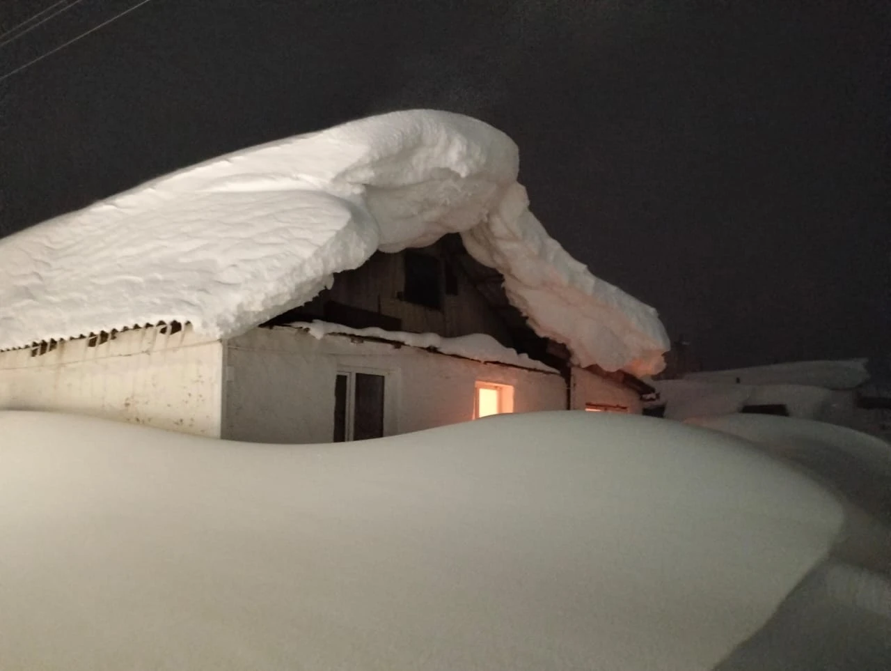 شىعىستا بىرنەشە اۋىل قار قۇرساۋىندا قالدى