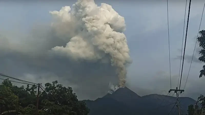 يندونەزيادا جانارتاۋ اتقىلاپ, مىڭداعان ادام ەۆاكۋاتسيالاندى