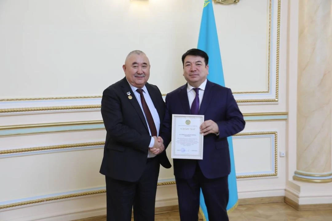 اقىن-جازۋشىلار بالالار ادەبيەتىن دامىتۋ تەتىكتەرىن تالقىلادى