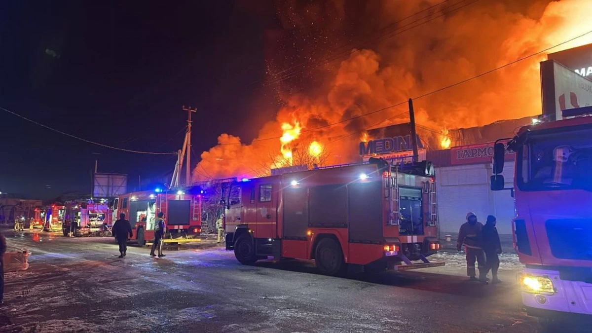 «الاپات ءورت»: شىمكەنتتە قۇرىلىس دۇكەندەرى مەن قويمالار وتقا وراندى