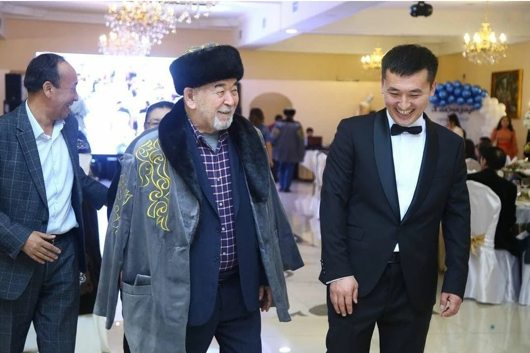 «ارباسىن تاستاپ, تاياققا سۇيەندى». ايتىسكەر اقىن ءجۇرسىن ەرماننىڭ جاعدايىن ايتتى