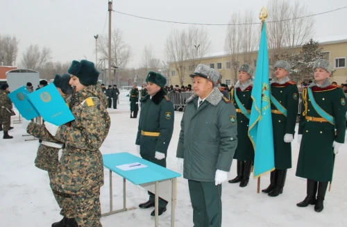 ەلوردالىق ساربازدار انت قابىلدادى