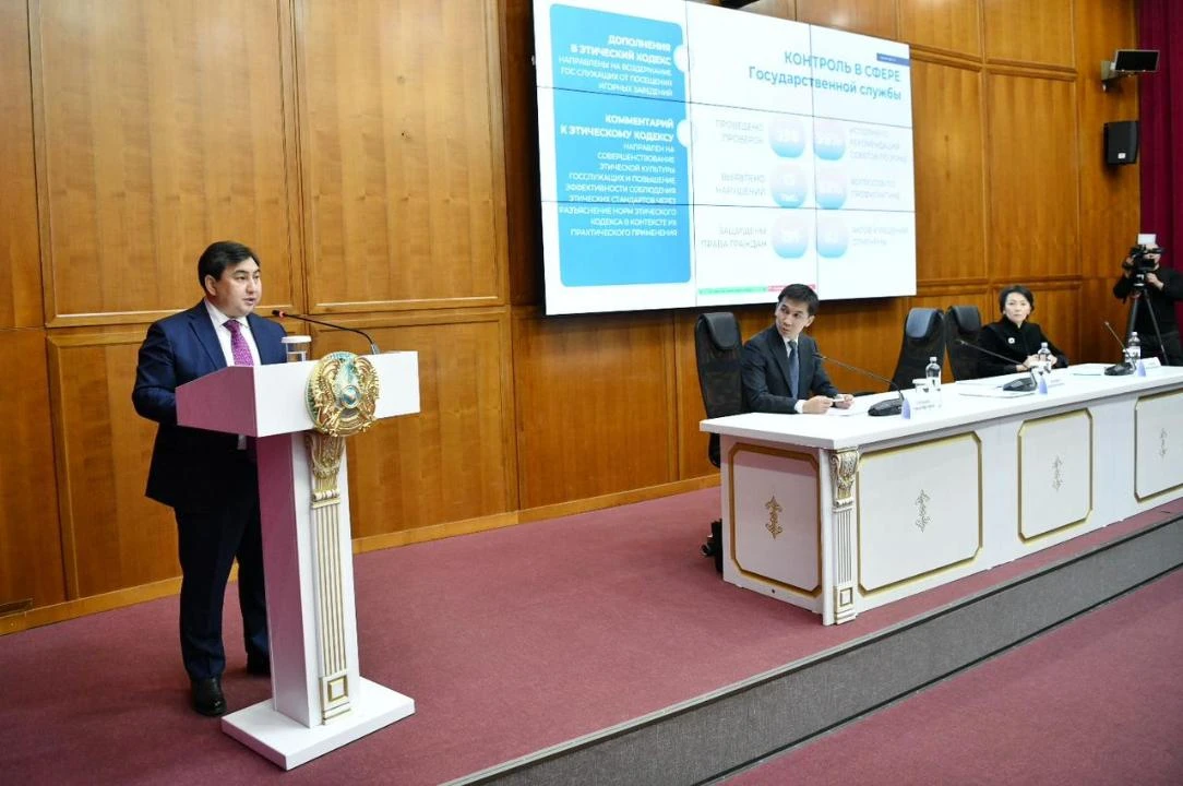 مەملەكەتتىك قىزمەت: ورنىقتى شەشىمدەر مەن وزگەرىستەر