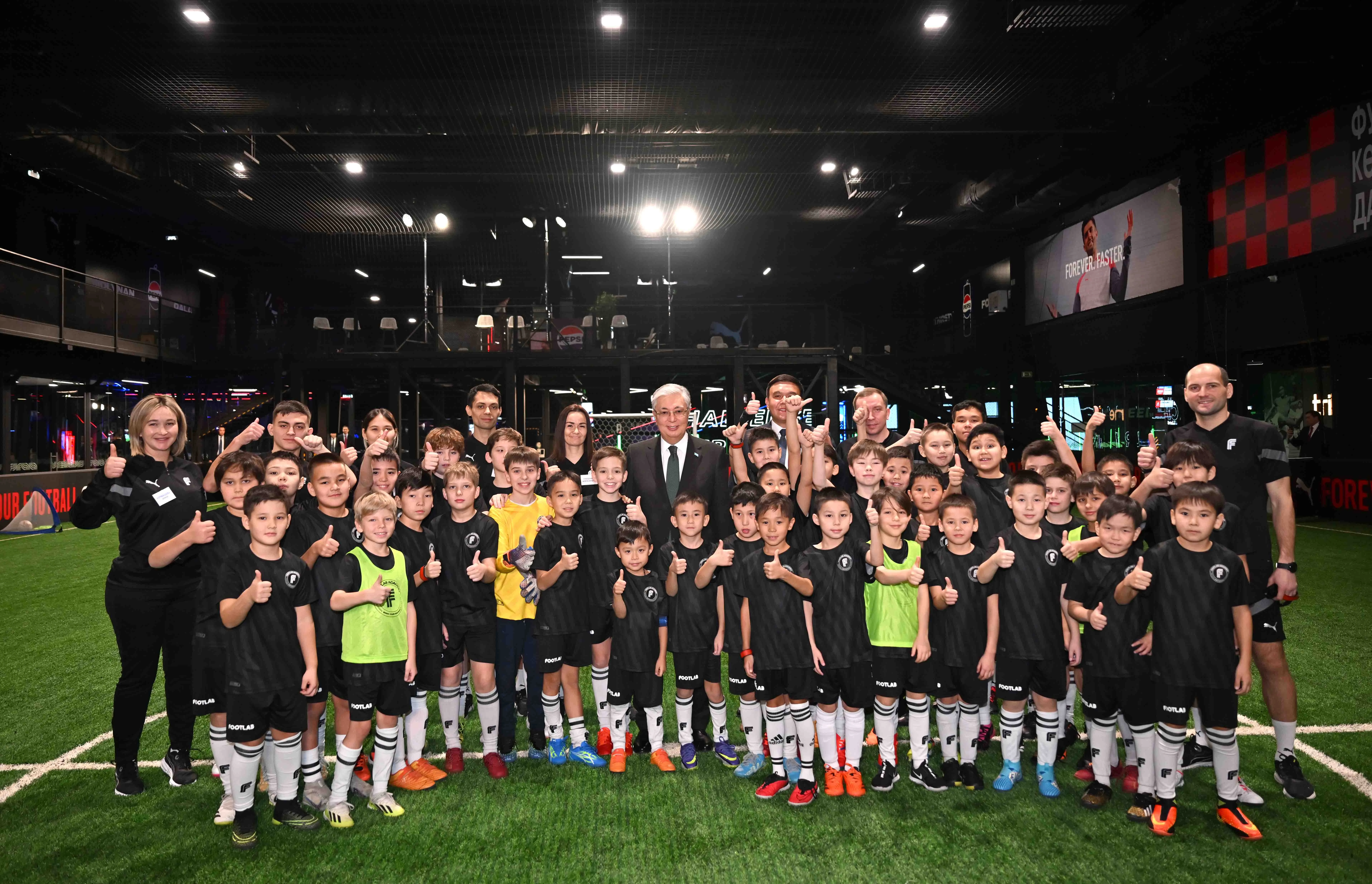 مەملەكەت باسشىسى Footlab فۋتبول ورتالىعىنا باردى