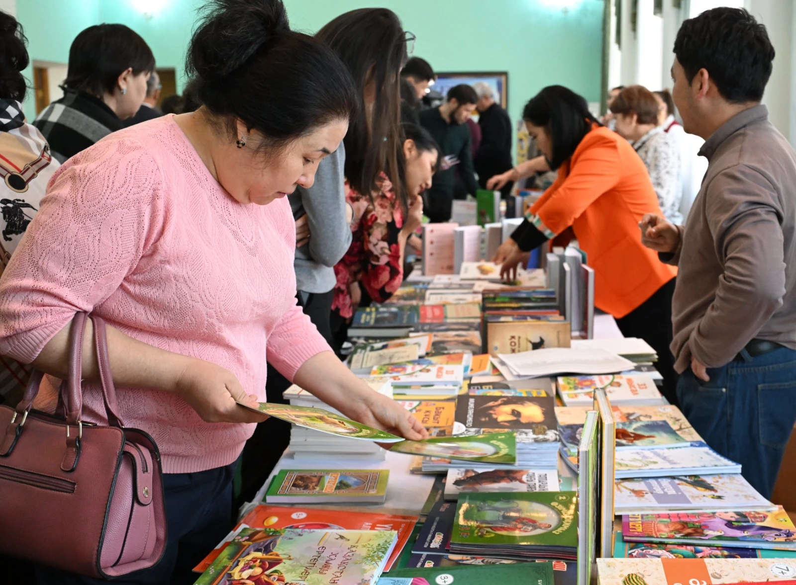 جەتىسۋدا كىتاپ جارمەڭكەسى ءوتىپ جاتىر