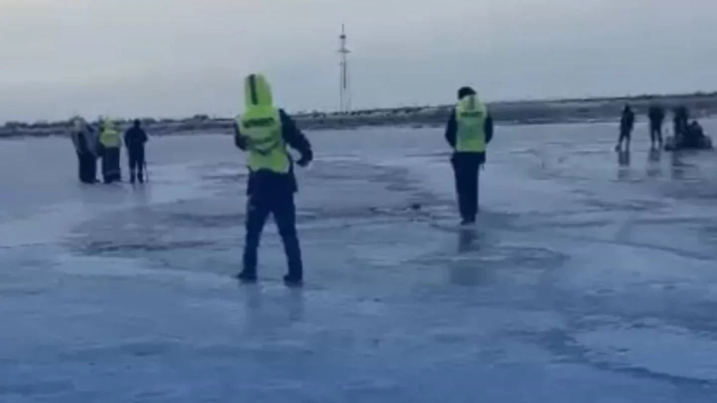 اتىراۋدا ادامدار مىنگەن كولىك جايىق وزەنىنە قۇلاپ كەتتى