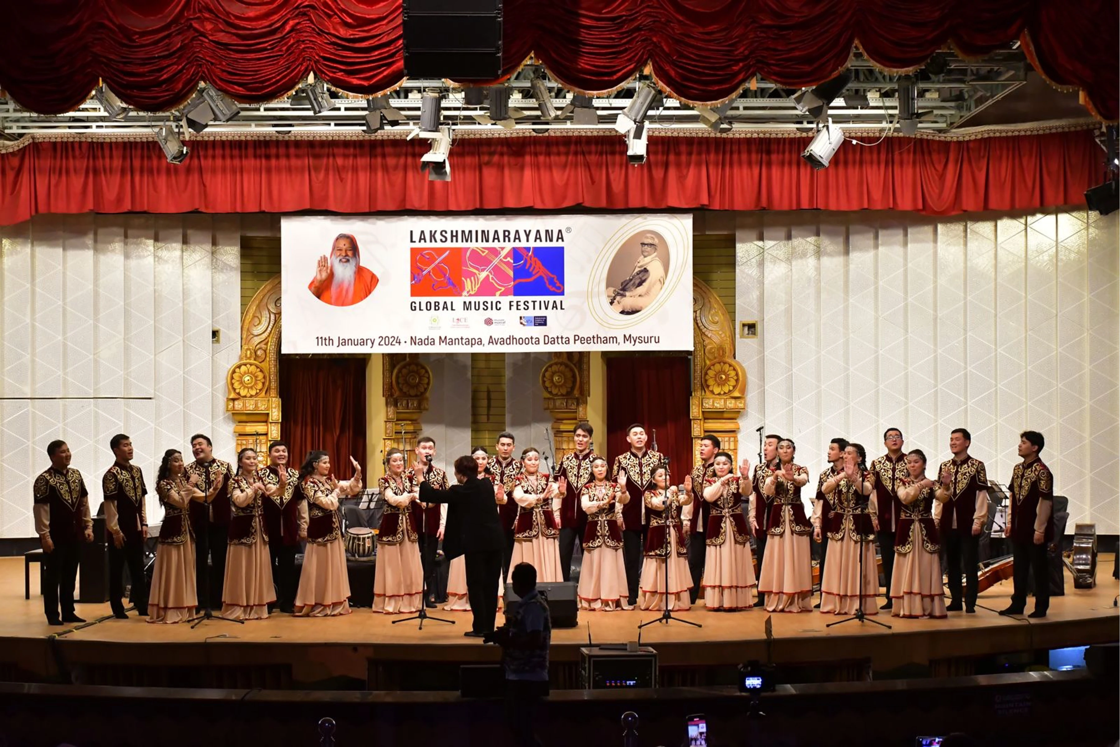 ۇندىستانعا بارىپ, ۇندەرىن باۋراتىپ كەلدى