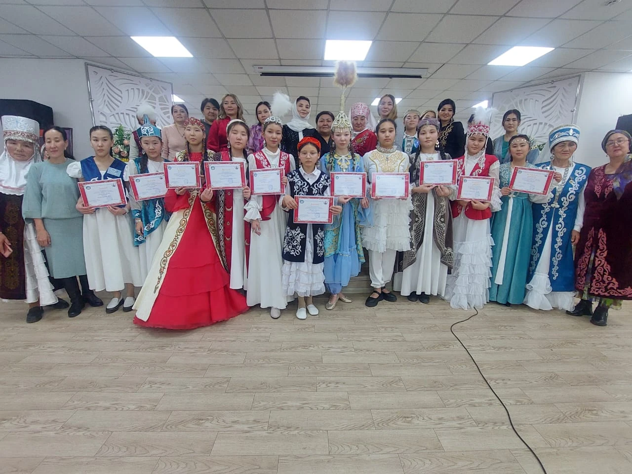 بويجەتكەندەر ۇرشىق ءيىرىپ, قازاق داستۇرلەرىن دارىپتەدى