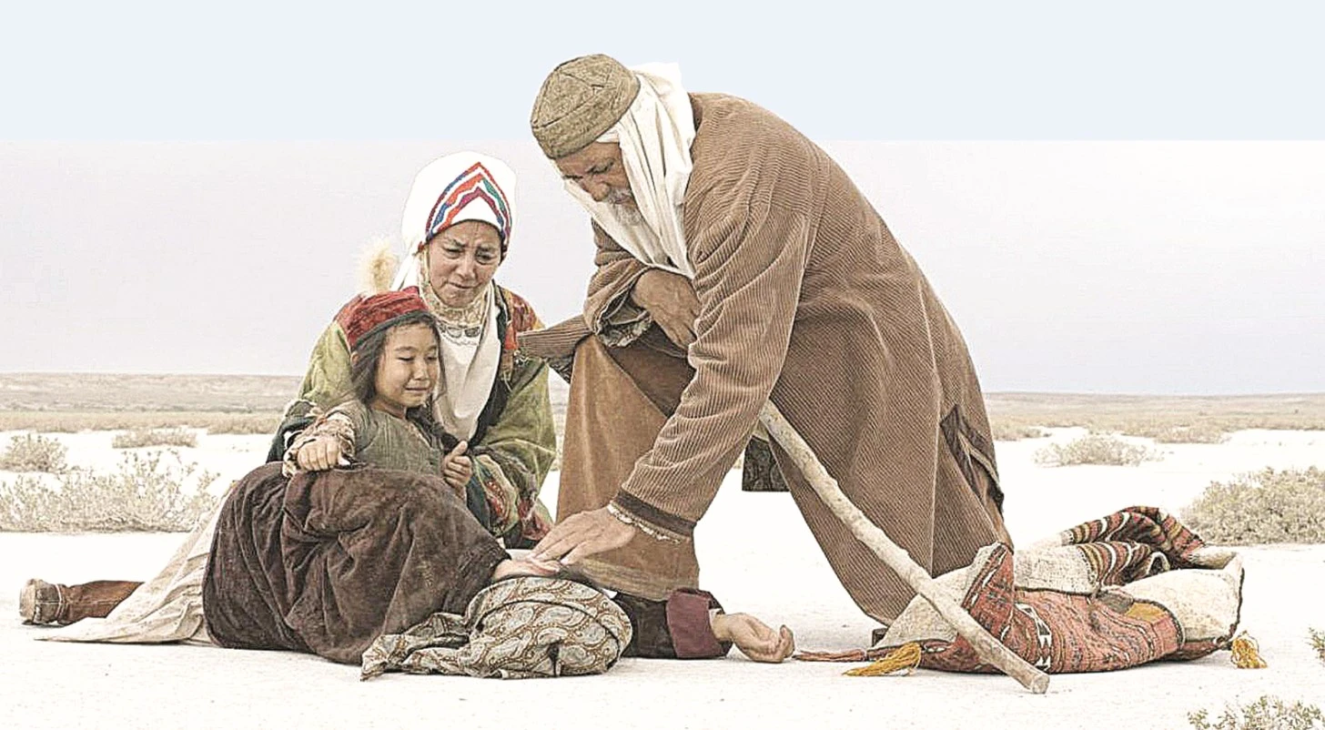 «اق بوز ءۇيدىڭ» اكتەرى  ماراپاتتالدى