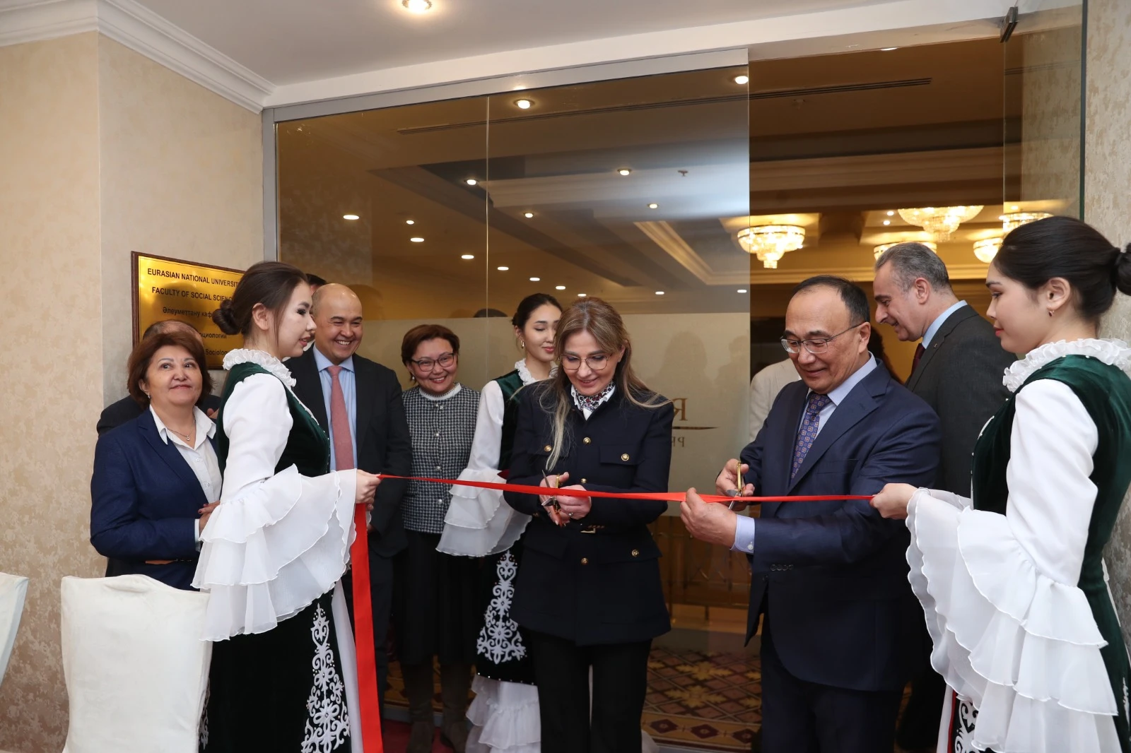 ەۇۋ الەۋمەتتانۋشىلارى بيزنەس وكىلدەرىمەن زەرتتەۋلەر جۇرگىزەدى