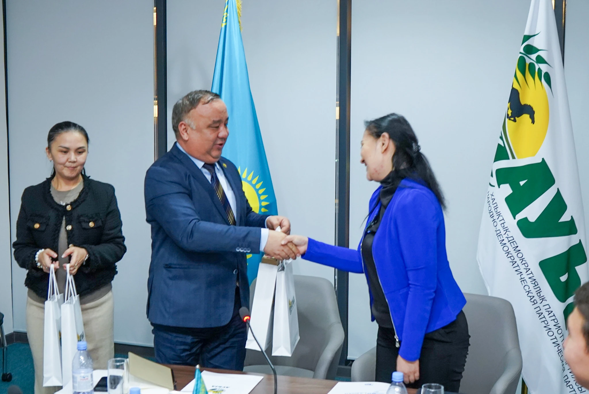 اۋىل جاستارى جانە «بولاشاق»